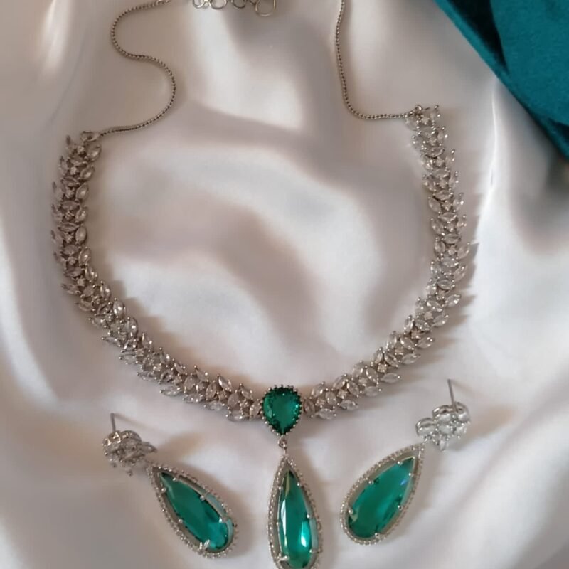 MINIMAL ZIRCON CHOKER